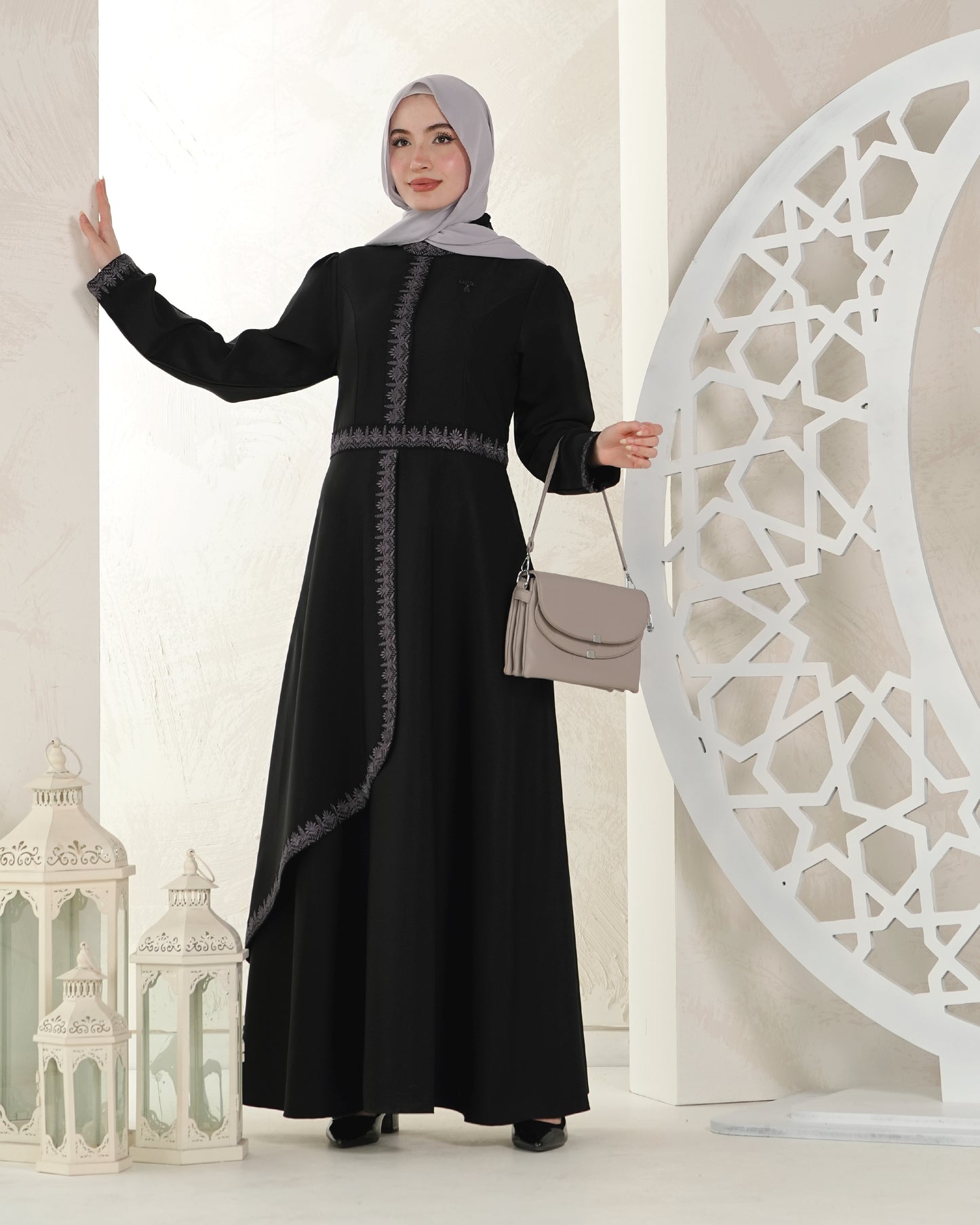 فستان نسائي طويل بقصة انسيابية أنيقة