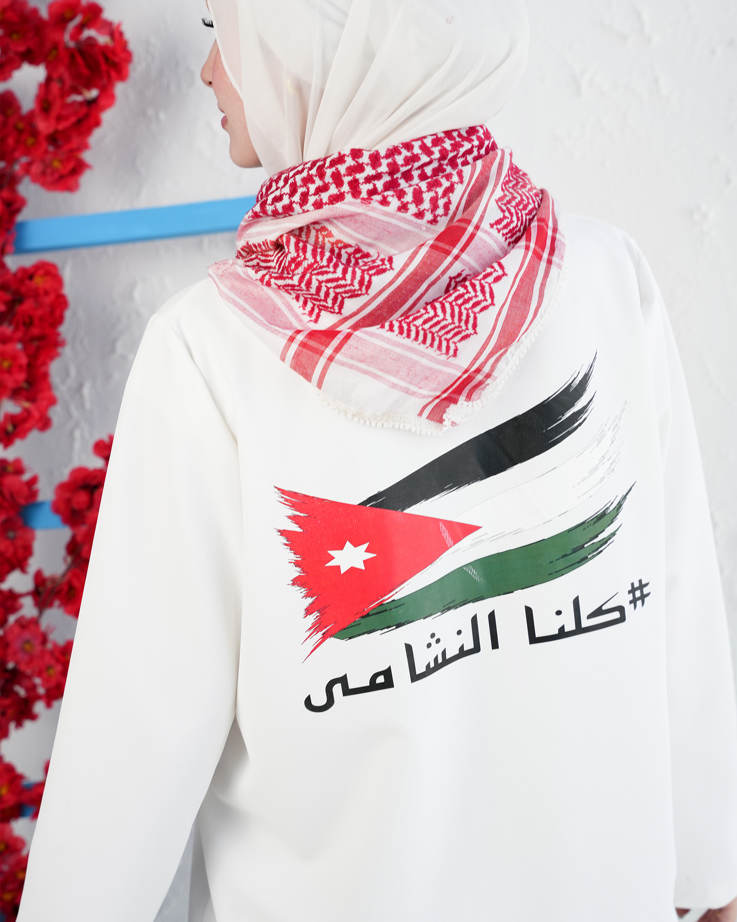 بلوزة النشامى النسائية – كلنا النشامى | تصميم وطني مستوحى من علم الأردن