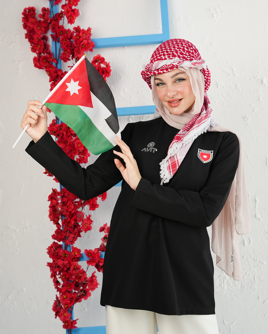 بلوزة النشامى النسائية – كلنا النشامى | تصميم وطني مستوحى من علم الأردن