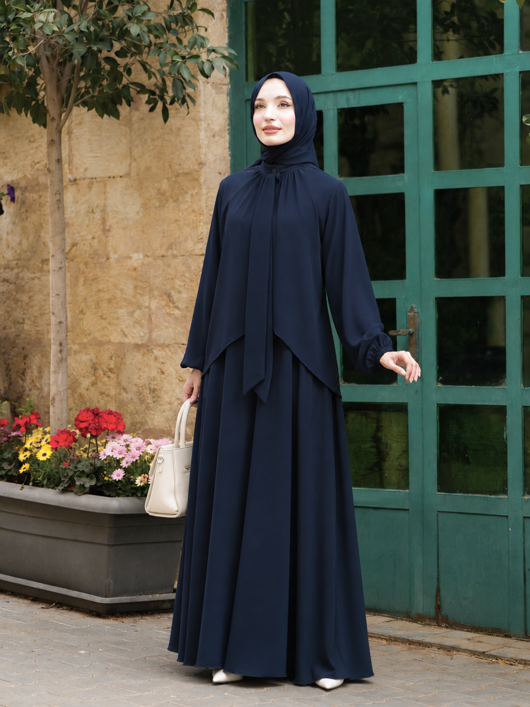 فستان ماكسي نسائي انسيابي بتفصيلة رقبة مميزة