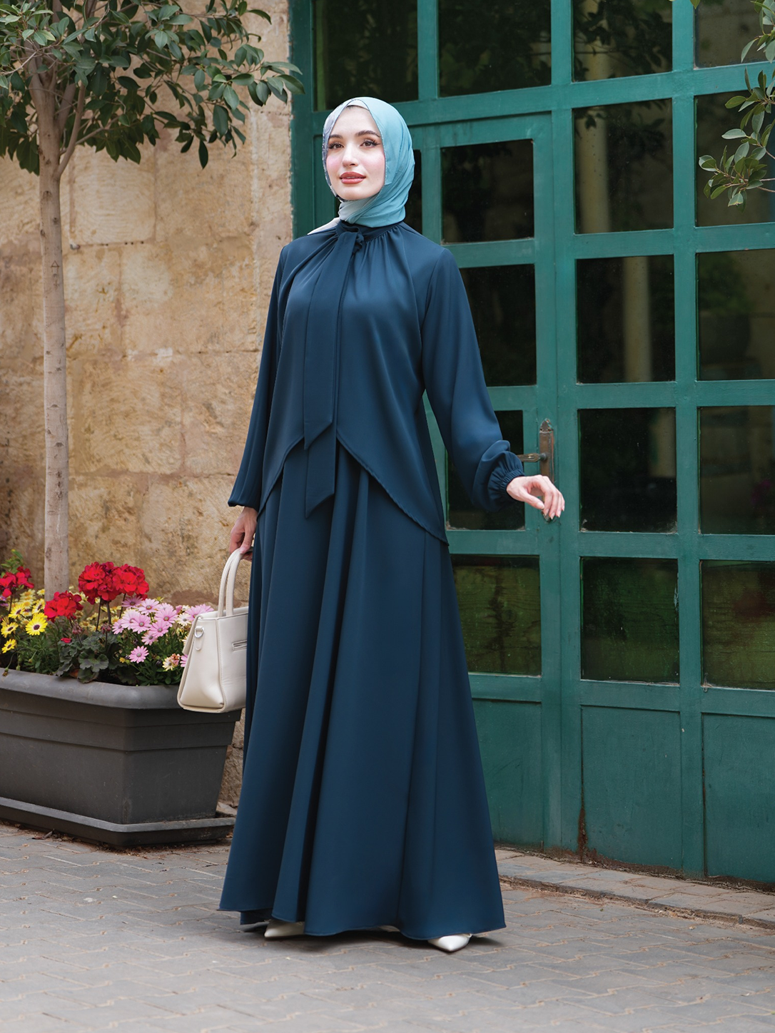 فستان ماكسي نسائي انسيابي بتفصيلة رقبة مميزة