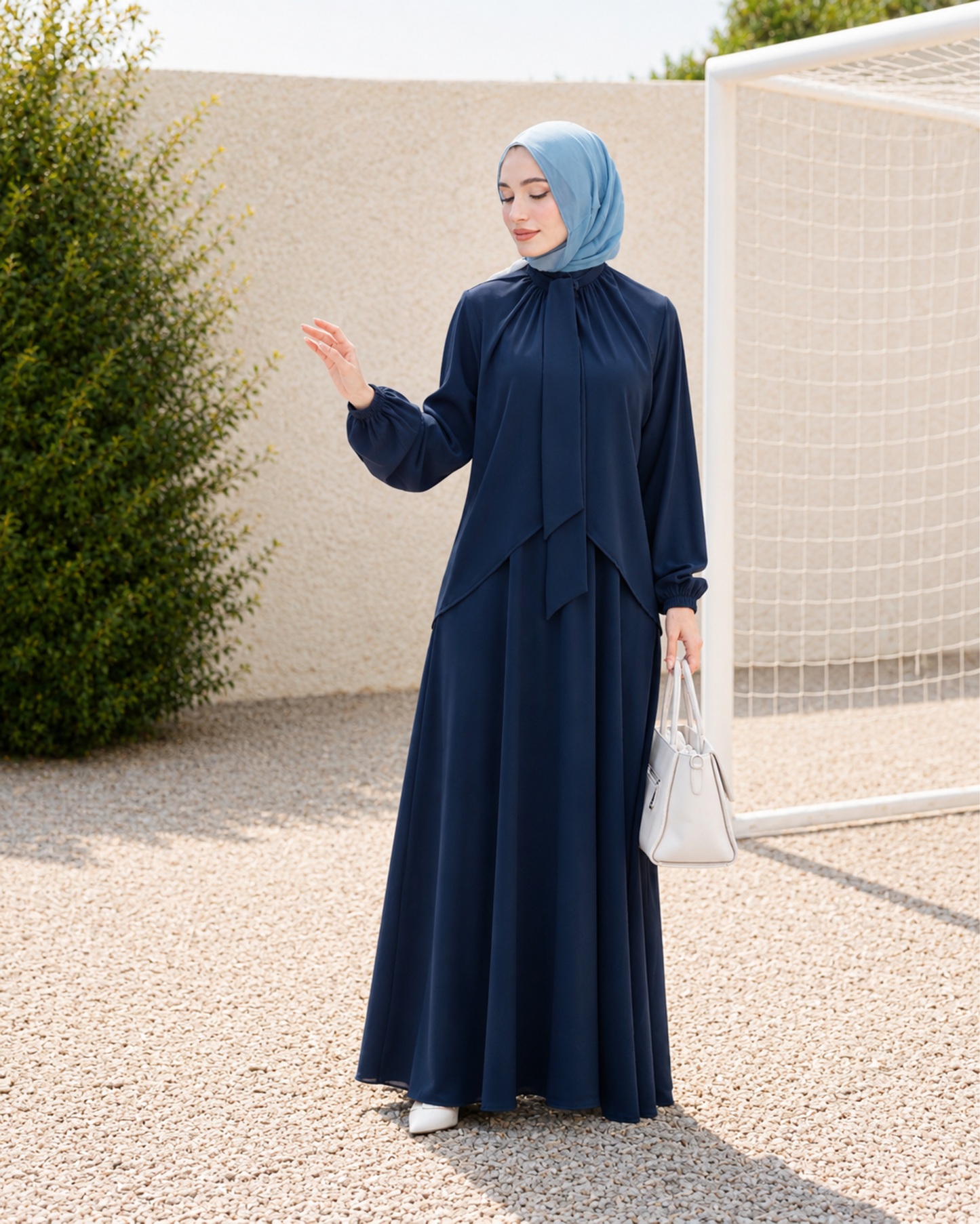 فستان ماكسي نسائي انسيابي بتفصيلة رقبة مميزة