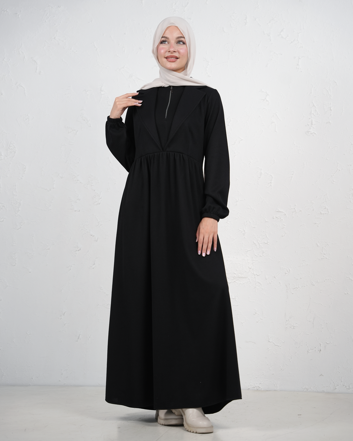 جلباب طويل بياقة عريضة وثنيات عند الخصر