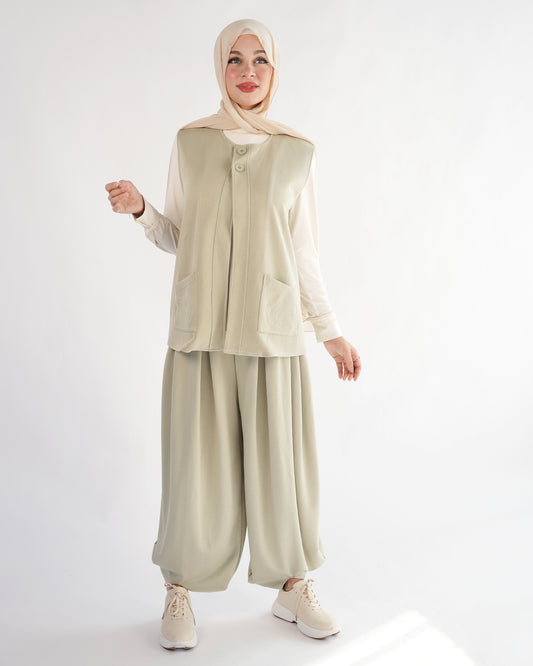 طقم نسائي تريننج 3 قطع بصدرية بأزرار وبلوزة وبنطلون بفتيلة