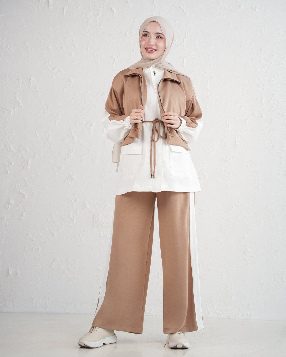 Two-Piece Women's Tracksuit with Drawstring Waist and Wide-Leg Trousers - Light Beige