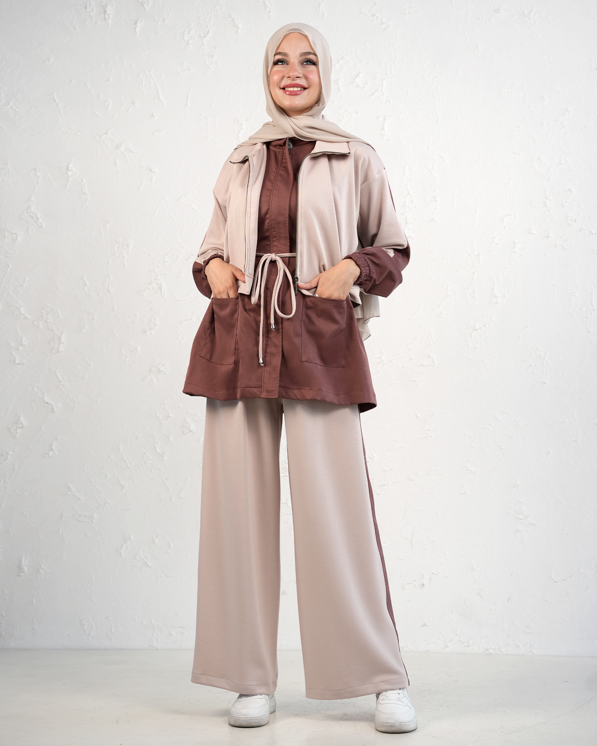 Two-Piece Women's Tracksuit with Drawstring Waist and Wide-Leg Trousers - Brown