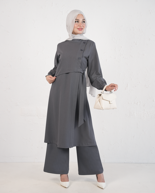 طقم تونيك وبنطلون واسع بأزرار جانبية وحزام ربطة