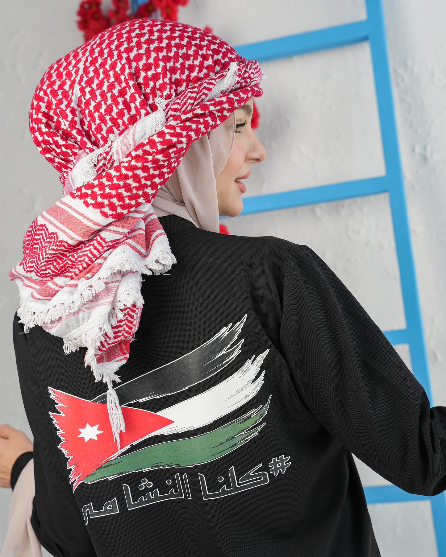 بلوزة النشامى النسائية – كلنا النشامى | تصميم وطني مستوحى من علم الأردن