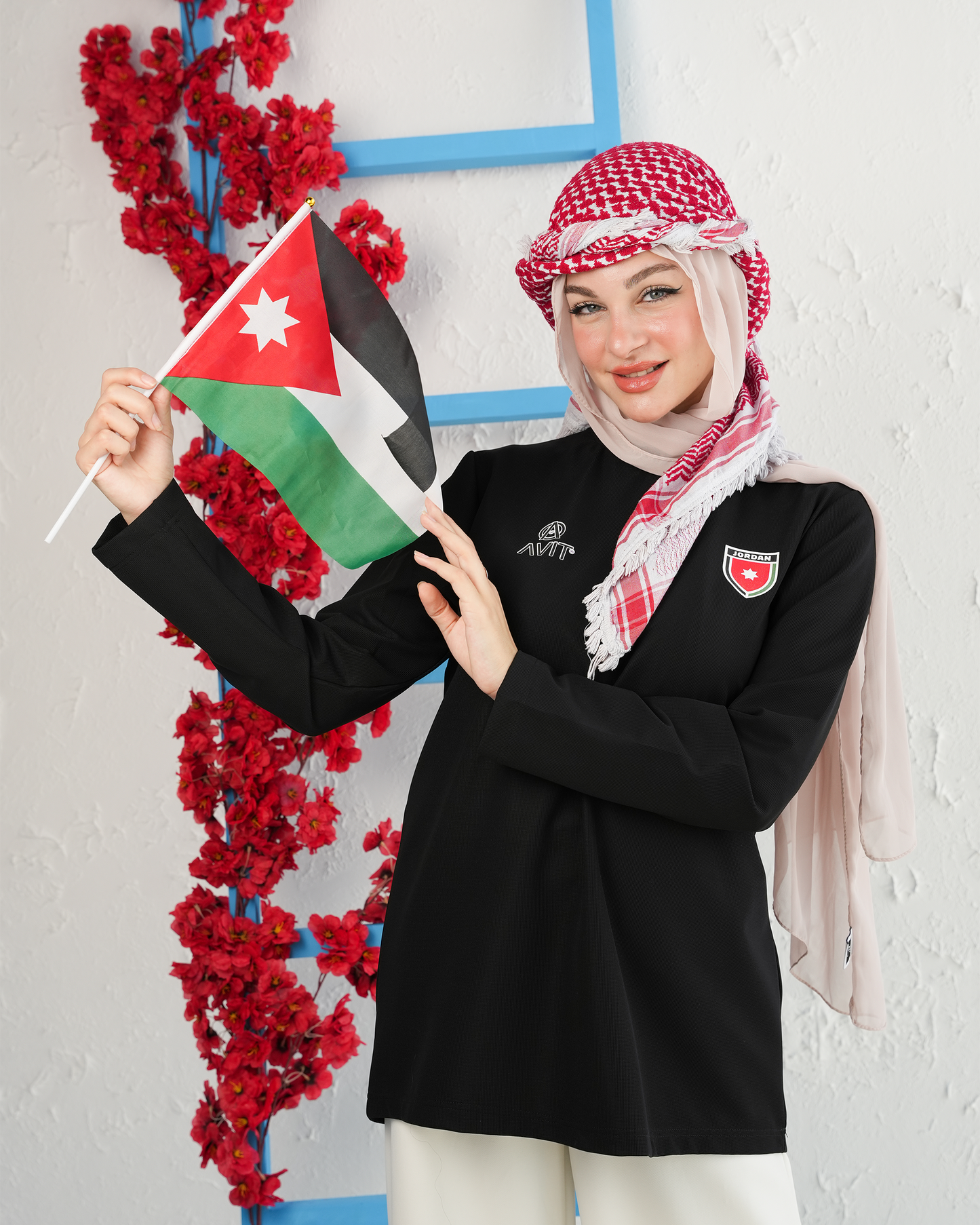 بلوزة النشامى النسائية – كلنا النشامى | تصميم وطني مستوحى من علم الأردن