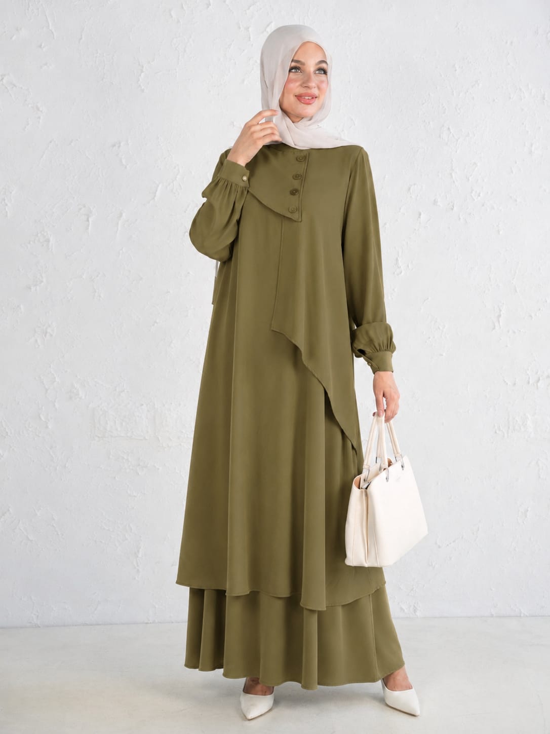 Elegant two-piece women's set with a flowing cut