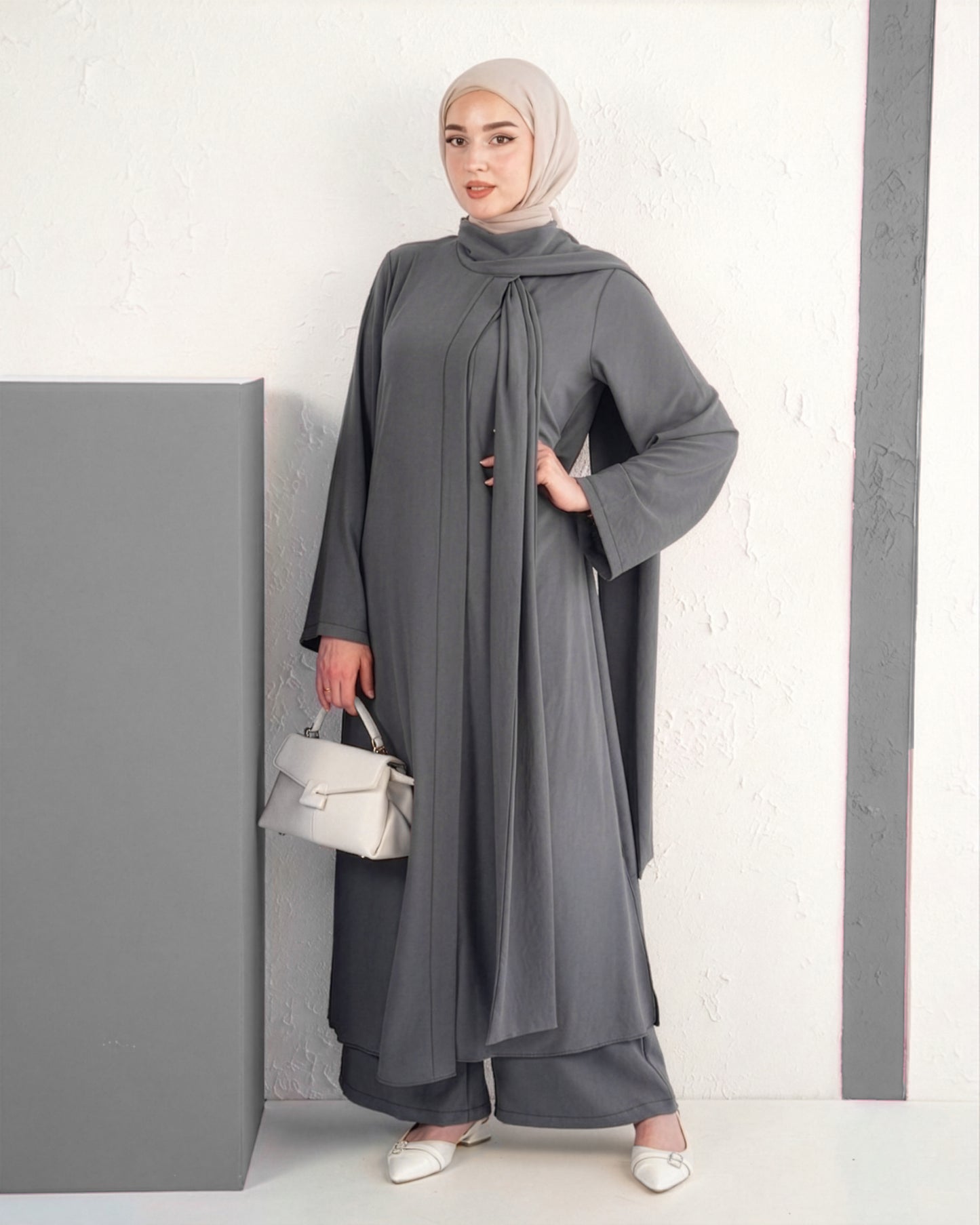 طقم عباية محتشم بتصميم انسيابي مع وشاح أنيق