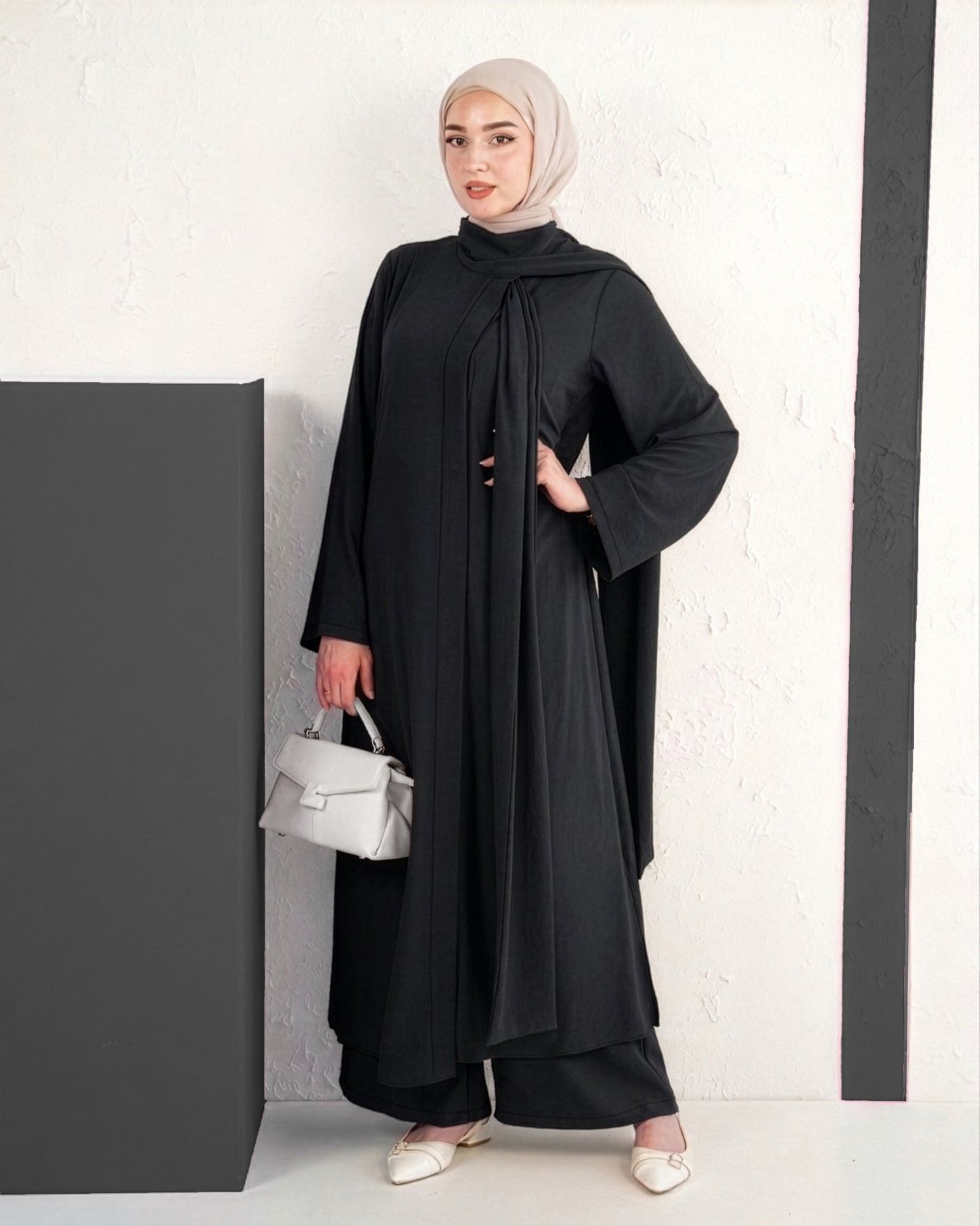 طقم عباية محتشم بتصميم انسيابي مع وشاح أنيق